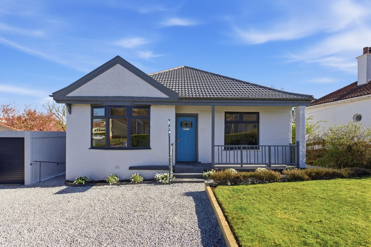 Detached bungalow, Bridge of Weir: property photography