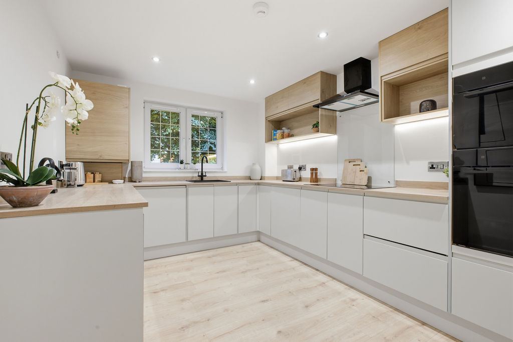 2-bed main-door flat, West End: property photography